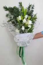 ช่อดอกไม้สดสีขาวเขียว