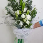 ช่อดอกไม้สดสีขาวเขียว