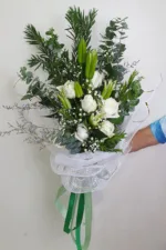 ช่อดอกไม้สดสีขาวเขียว