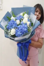 ช่อดอกไม้สีฟ้าขาว