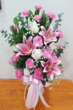 แจกันดอกไม้สดสีชมพู