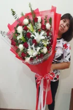 ช่อดอกไม้สดช่อใหญ่สีแดง