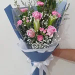 ช่อดอกไม้สดสีชมพู