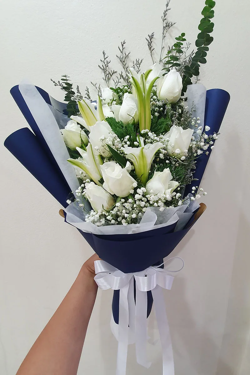 ช่อดอกกุหลาบลิลลี่ขาวห่อสีน้ำเงิน ช่อดอกไม้สดสีขาว