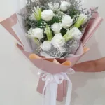 ช่อดอกไม้สดสีขาวห่อสีพีช