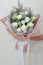 ช่อดอกไม้สดสีขาวห่อสีพีช