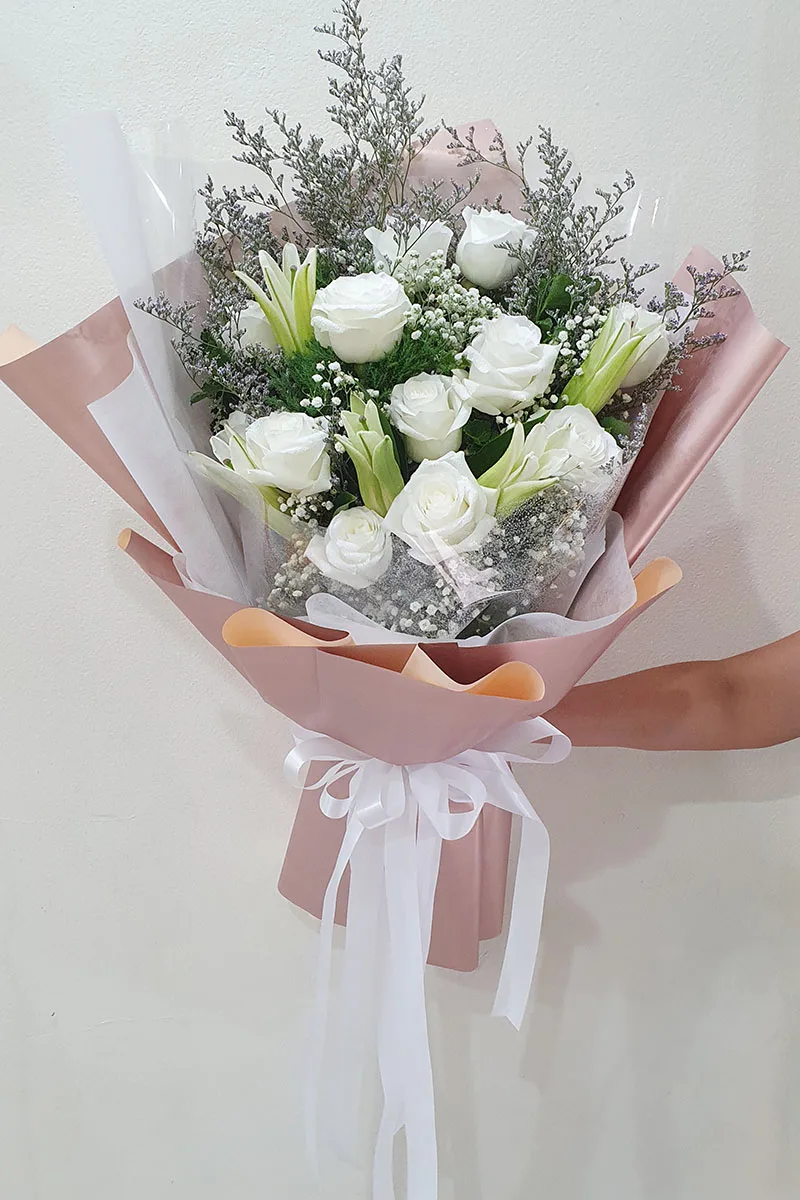 ช่อดอกไม้สดสีขาวห่อสีพีช