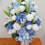 แกจันดอกไม้สดสีฟ้าขาว