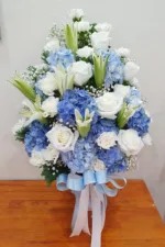 แกจันดอกไม้สดสีฟ้าขาว