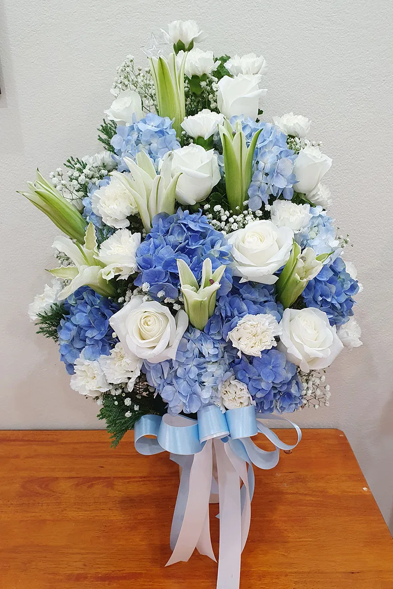 แกจันดอกไม้สดสีฟ้าขาว