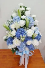 แจกันดอกไม้สดสีฟ้าขาว