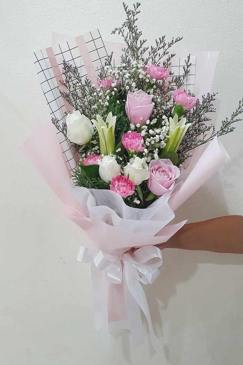 ช่อดอกกุหลาบดอกลิลลี่สีชมพู ช่อดอกไม้สดสีชมพู