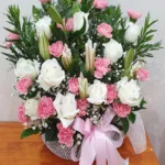 กระเช้าดอกไม้สีชมพูขาว