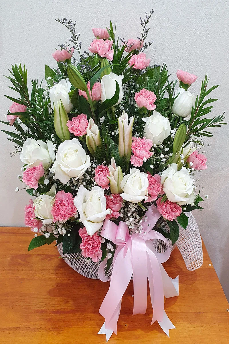 กระเช้าดอกไม้สีชมพูขาว กระเช้าดอกไม้สีชมพูขาว