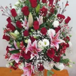 แจกันดอกไม้สดสีแดง