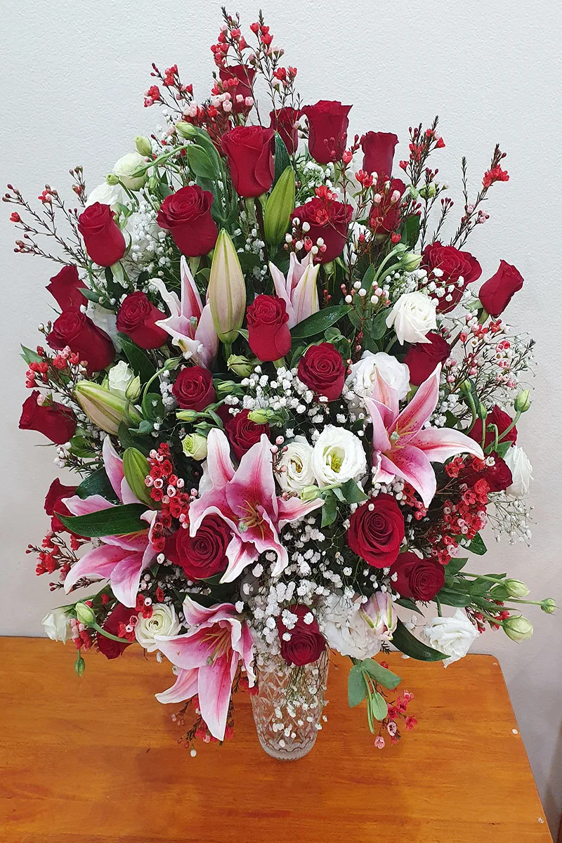 แจกันดอกไม้สีแดงสด แจกันดอกไม้สดสีแดง