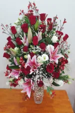 แจกันดอกไม้สดสีแดง