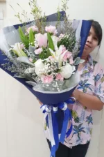 ช่อดอกไม้สดสีชมพูห่อสีฟ้า