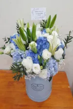 แจกันดอกไม้สดสีฟ้าขาว