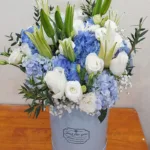 แจกันดอกไม้สดสีฟ้า