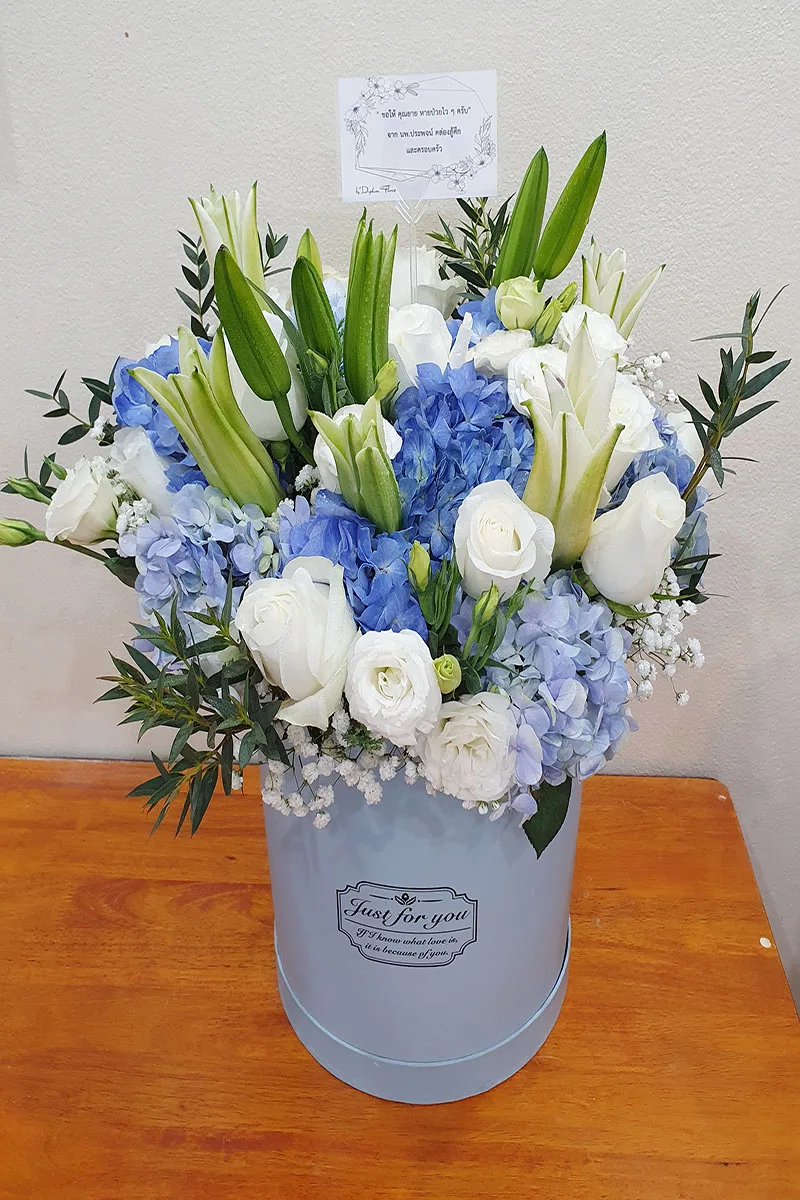 แจกันดอกไม้สดสีฟ้า