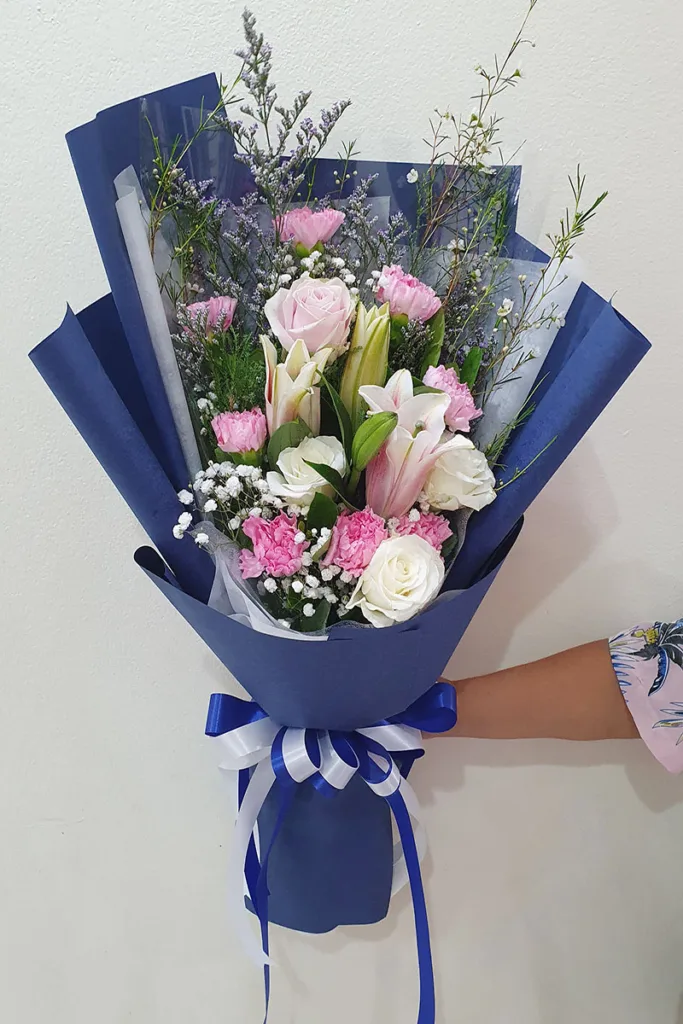 ช่อดอกไม้สดสีชมพู