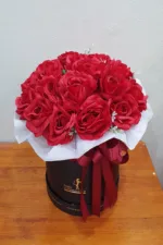 แจกันดอกไม้ประดิษฐ์สีแดง