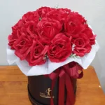 แจกันดอกกุหลาบแดงดอกไม้ประดิษฐ์