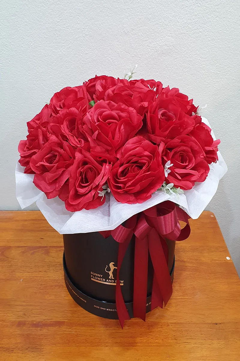 แจกันดอกกุหลาบแดงดอกไม้ประดิษฐ์