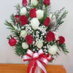 แจกันดอกกุหลาบแดงขาว