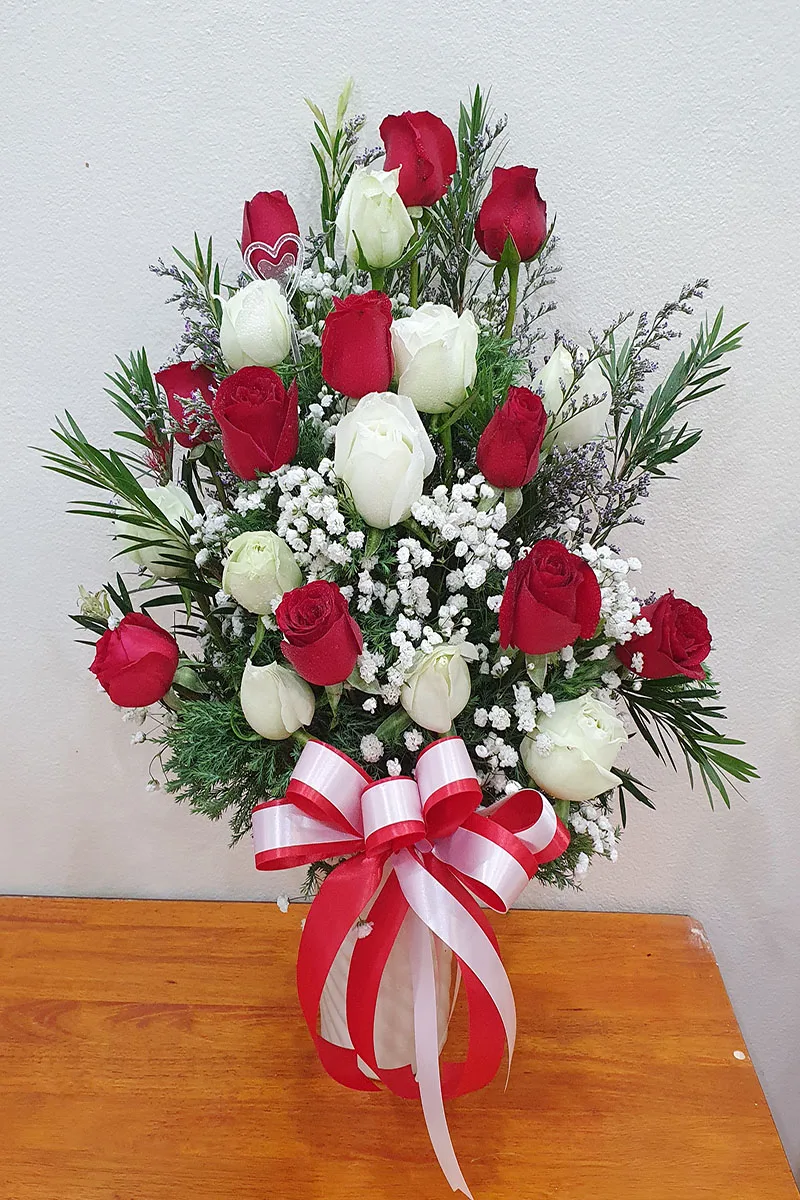 แจกันดอกกุหลาบขาวแดง แจกันดอกกุหลาบแดงขาว