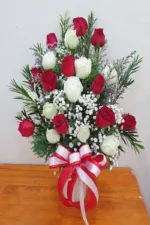 แจกันดอกไม้สีขาวแดง