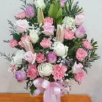 แจกันดอกไม้สดสีชมพู