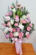 แจกันดอกไม้สดสีชมพู