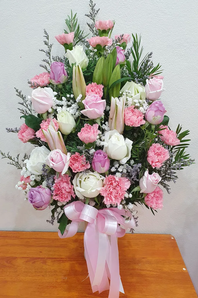 แจกันดอกไม้สดสีชมพู