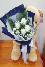 ช่อดอกกุหลาบกับตุ๊กตาหมี