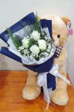 ช่อดอกกุหลาบขาวกับตุ๊กตาหมี