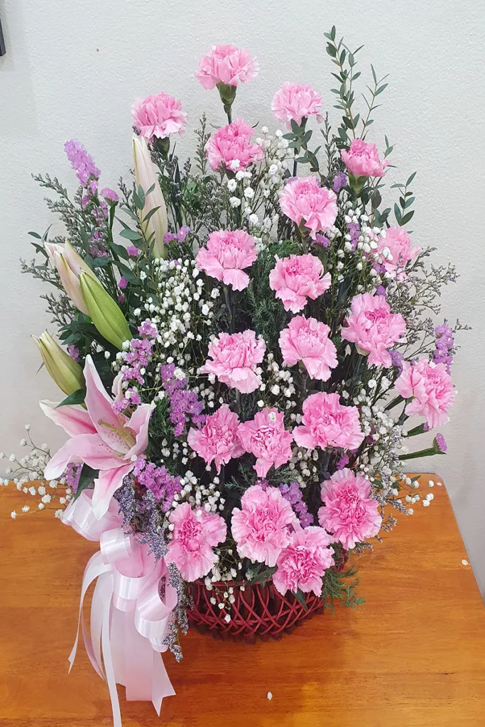 กระเช้าดอกไม้สีชมพู ดอกคาเนชั่นชมพู