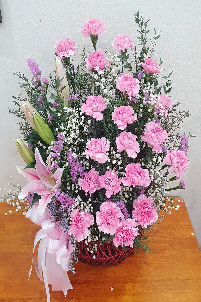 กระเช้าดอกไม้สีชมพู ดอกคาเนชั่นชมพู