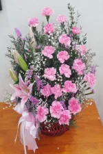 กระเช้าดอกไม้สดสีชมพู ดอกคาเนชั่น