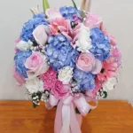 แจกันดอกไม้สดสีฟ้าชมพู