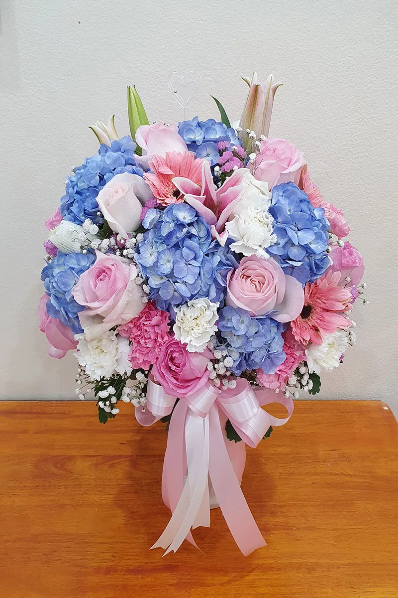 แจกันดอกไม้สดสีฟ้าชมพู