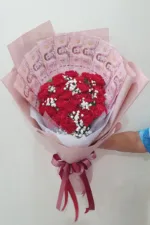 ช่อเรียงแบงค์ร้อยในช่อดอกไม้