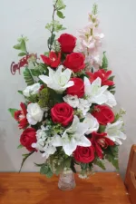 แจกันดอกไม้ประดิษฐ์สีแดง