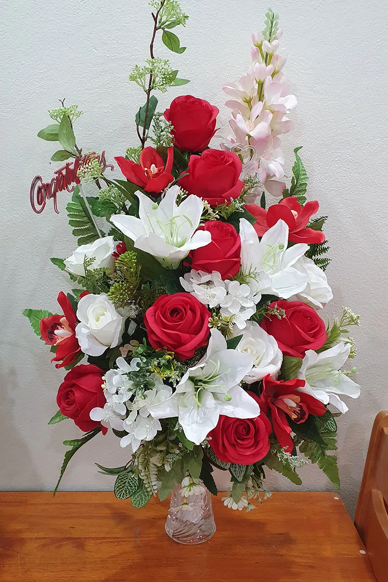 แจกันดอกไม้ประดิษฐ์สีแดง แจกันดอกไม้ประดิษฐ์สีแดง