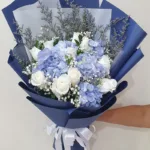 ช่อดอกไม้สีฟ้าขาว