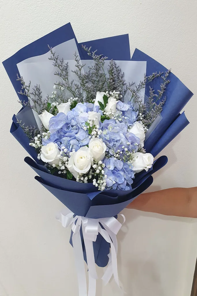 ช่อดอกไม้สีฟ้าขาว