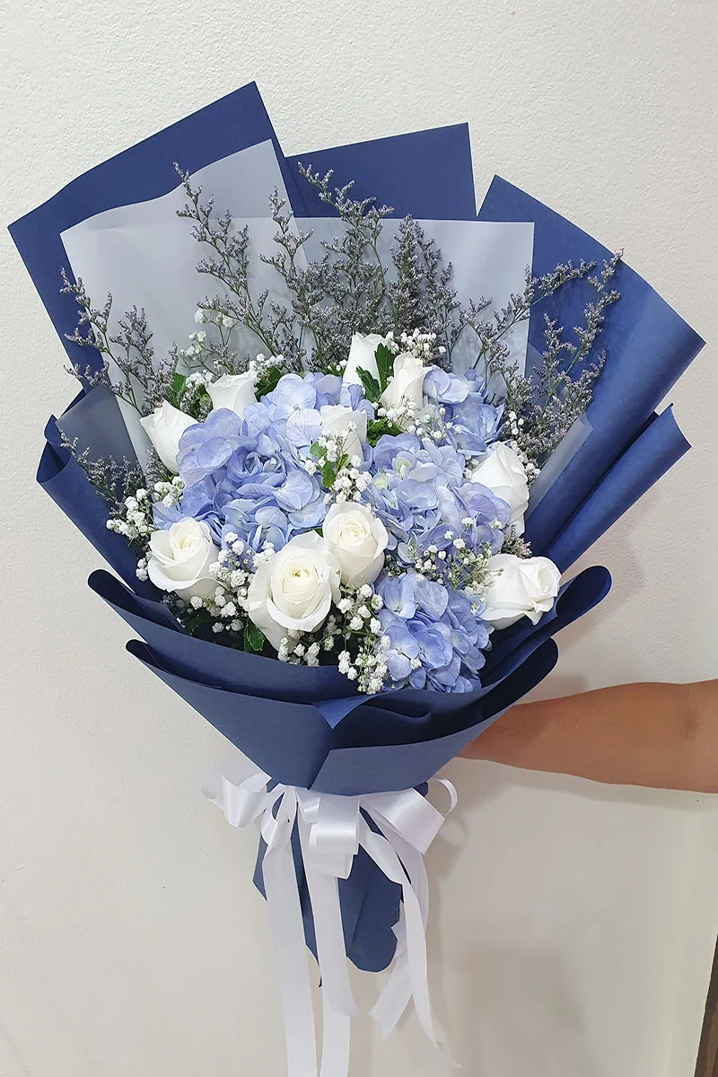 ช่อดอกไฮเดรนเยียฟ้าดอกกุหลาบ ช่อดอกไม้สีฟ้าขาว