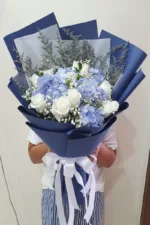 ช่อดอกไม้สดสีฟ้าขาว