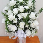 แจกันดอกไม้สดสีขาว